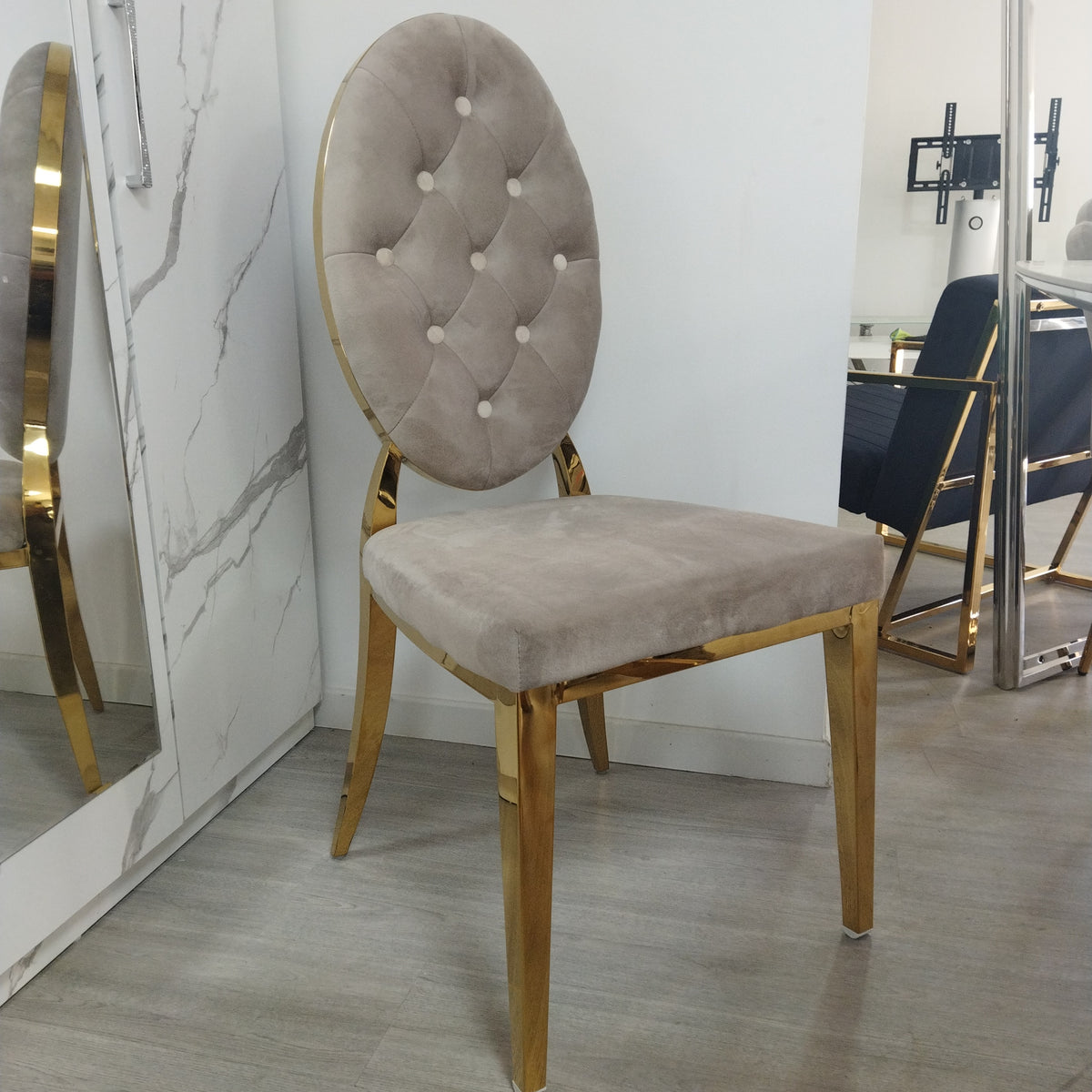 Chaise Ova Or velours taupe Style Médaillon Capitonné