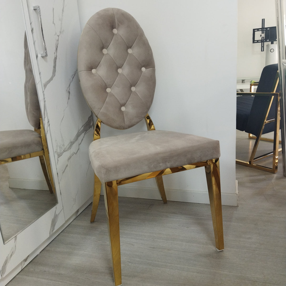 Chaise Ova Or velours taupe Style Médaillon Capitonné