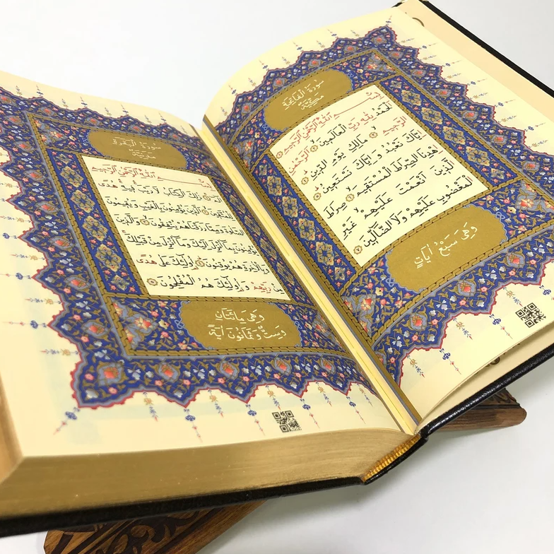 Idée cadeau Aid Eid. Coffrets Coran idéal à offrir dans des occasions comme le Ramadan. Coffret composé du saint Coran, de tapis de prière ( sejadda ), de foulard ( hijab ), et de Tasbih ( chapelet ). Religion Islam. Couleurs disponibles : blanc, rose, bleu, rouge, vert, noir... Livraison express à prix réduit.