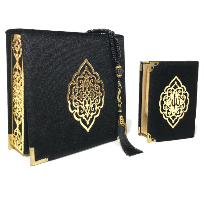 Idée cadeau Aid Eid. Coffrets Coran idéal à offrir dans des occasions comme le Ramadan. Coffret composé du saint Coran, de tapis de prière ( sejadda ), de foulard ( hijab ), et de Tasbih ( chapelet ). Religion Islam. Couleurs disponibles : blanc, rose, bleu, rouge, vert, noir... Livraison express à prix réduit.