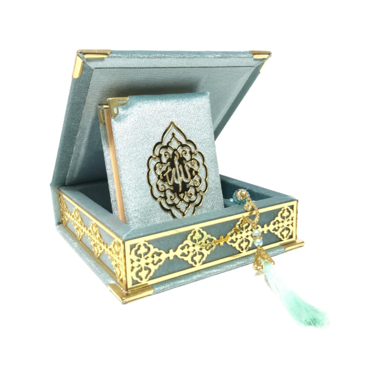 Idée cadeau Aid Eid. Coffrets Coran idéal à offrir dans des occasions comme le Ramadan. Coffret composé du saint Coran, de tapis de prière ( sejadda ), de foulard ( hijab ), et de Tasbih ( chapelet ). Religion Islam. Couleurs disponibles : blanc, rose, bleu, rouge, vert, noir... Livraison express à prix réduit.