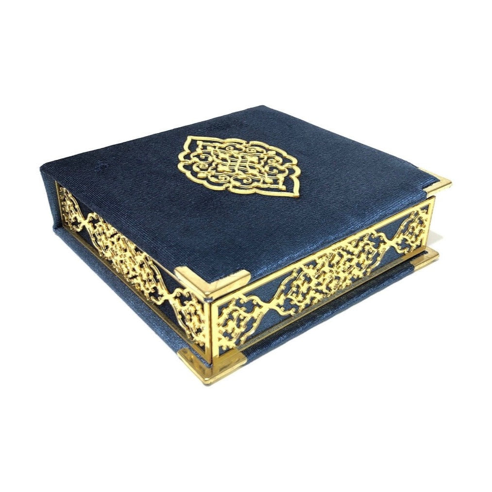 Idée cadeau Aid Eid. Coffrets Coran idéal à offrir dans des occasions comme le Ramadan. Coffret composé du saint Coran, de tapis de prière ( sejadda ), de foulard ( hijab ), et de Tasbih ( chapelet ). Religion Islam. Couleurs disponibles : blanc, rose, bleu, rouge, vert, noir... Livraison express à prix réduit.