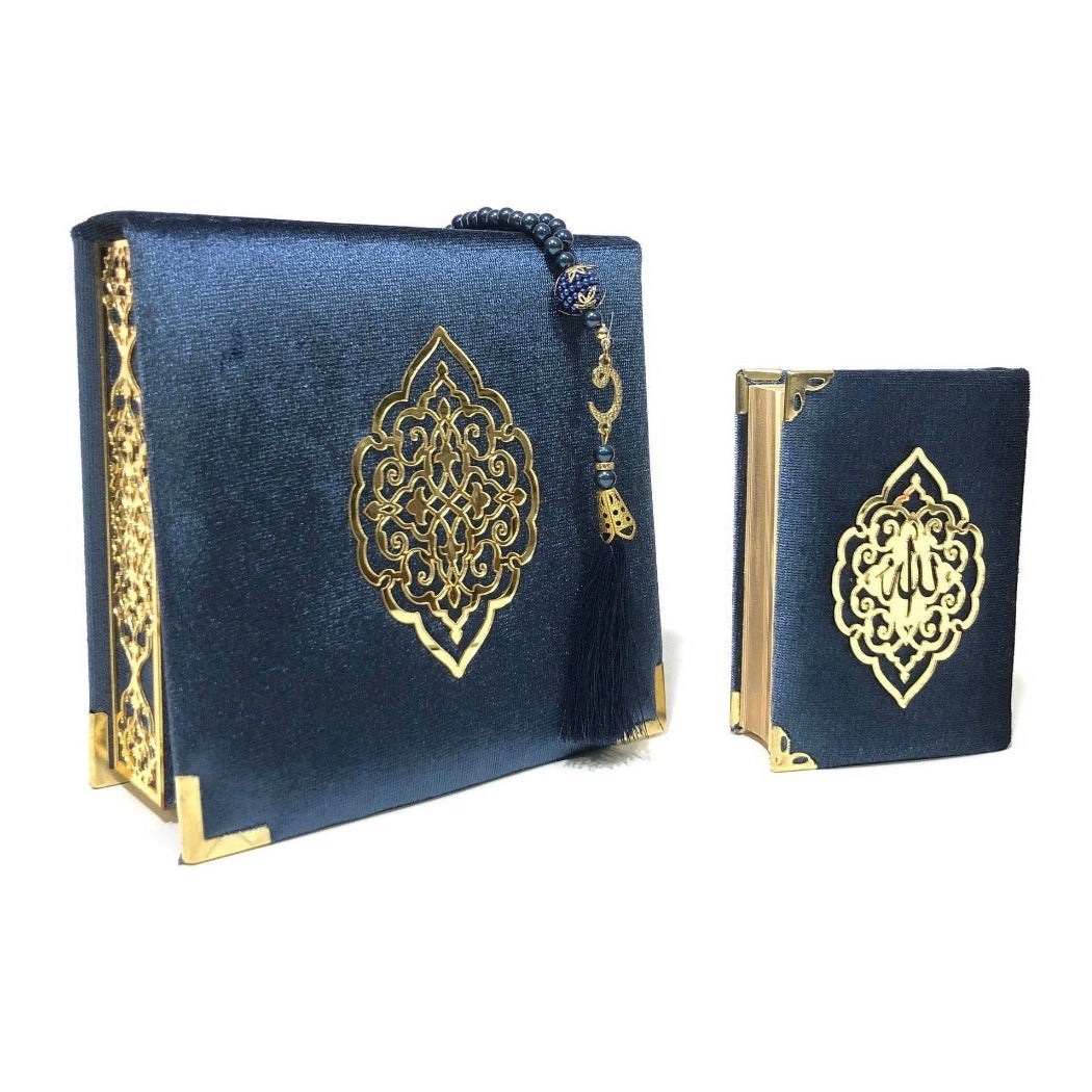 Idée cadeau Aid Eid. Coffrets Coran idéal à offrir dans des occasions comme le Ramadan. Coffret composé du saint Coran, de tapis de prière ( sejadda ), de foulard ( hijab ), et de Tasbih ( chapelet ). Religion Islam. Couleurs disponibles : blanc, rose, bleu, rouge, vert, noir... Livraison express à prix réduit.