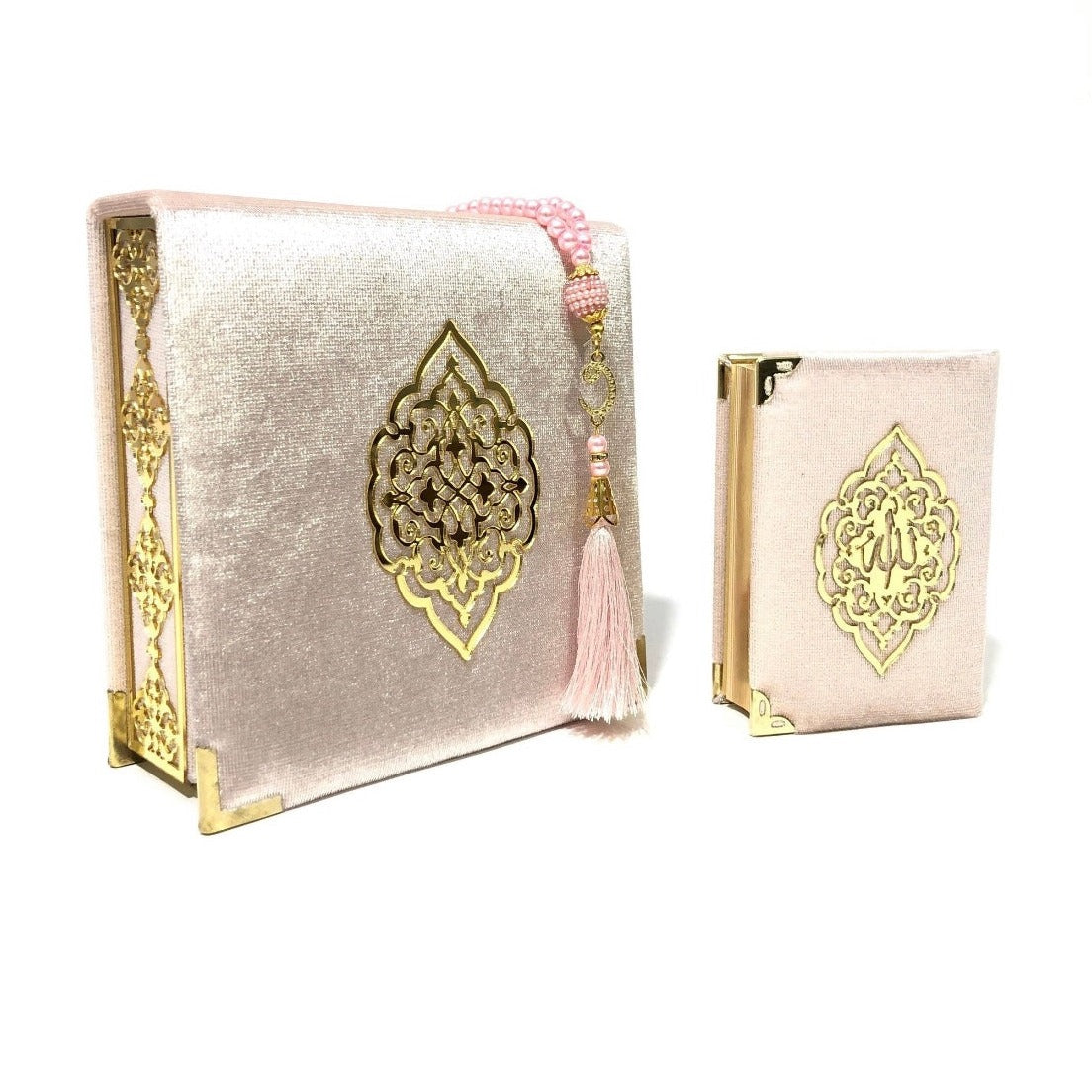 Idée cadeau Aid Eid. Coffrets Coran idéal à offrir dans des occasions comme le Ramadan. Coffret composé du saint Coran, de tapis de prière ( sejadda ), de foulard ( hijab ), et de Tasbih ( chapelet ). Religion Islam. Couleurs disponibles : blanc, rose, bleu, rouge, vert, noir... Livraison express à prix réduit.