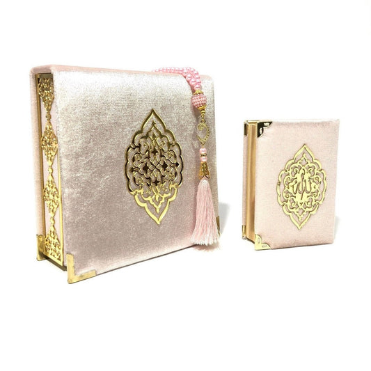 Idée cadeau Aid Eid. Coffrets Coran idéal à offrir dans des occasions comme le Ramadan. Coffret composé du saint Coran, de tapis de prière ( sejadda ), de foulard ( hijab ), et de Tasbih ( chapelet ). Religion Islam. Couleurs disponibles : blanc, rose, bleu, rouge, vert, noir... Livraison express à prix réduit.