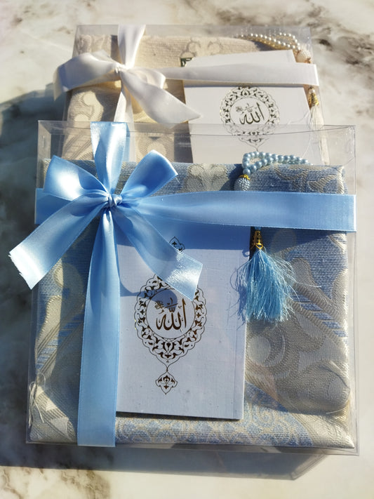 Coffrets Coran idéal à offrir dans des occasions comme le Ramadan. Coffret composé du saint Coran, de tapis de prière ( sejadda ), de foulard ( hijab ), et de Tasbih ( chapelet ). Religion Islam. Couleurs disponibles : blanc, rose, bleu, rouge, vert, noir... Livraison express à prix réduit.