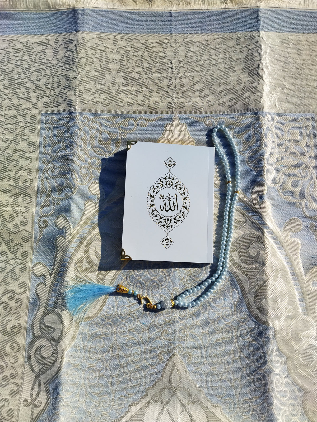 Coffrets Coran idéal à offrir dans des occasions comme le Ramadan. Coffret composé du saint Coran, de tapis de prière ( sejadda ), de foulard ( hijab ), et de Tasbih ( chapelet ). Religion Islam. Couleurs disponibles : blanc, rose, bleu, rouge, vert, noir... Livraison express à prix réduit.