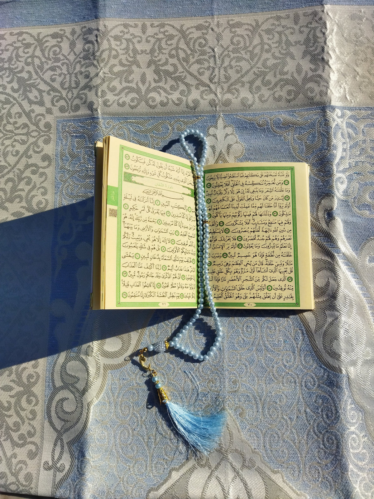Coffrets Coran idéal à offrir dans des occasions comme le Ramadan. Coffret composé du saint Coran, de tapis de prière ( sejadda ), de foulard ( hijab ), et de Tasbih ( chapelet ). Religion Islam. Couleurs disponibles : blanc, rose, bleu, rouge, vert, noir... Livraison express à prix réduit.