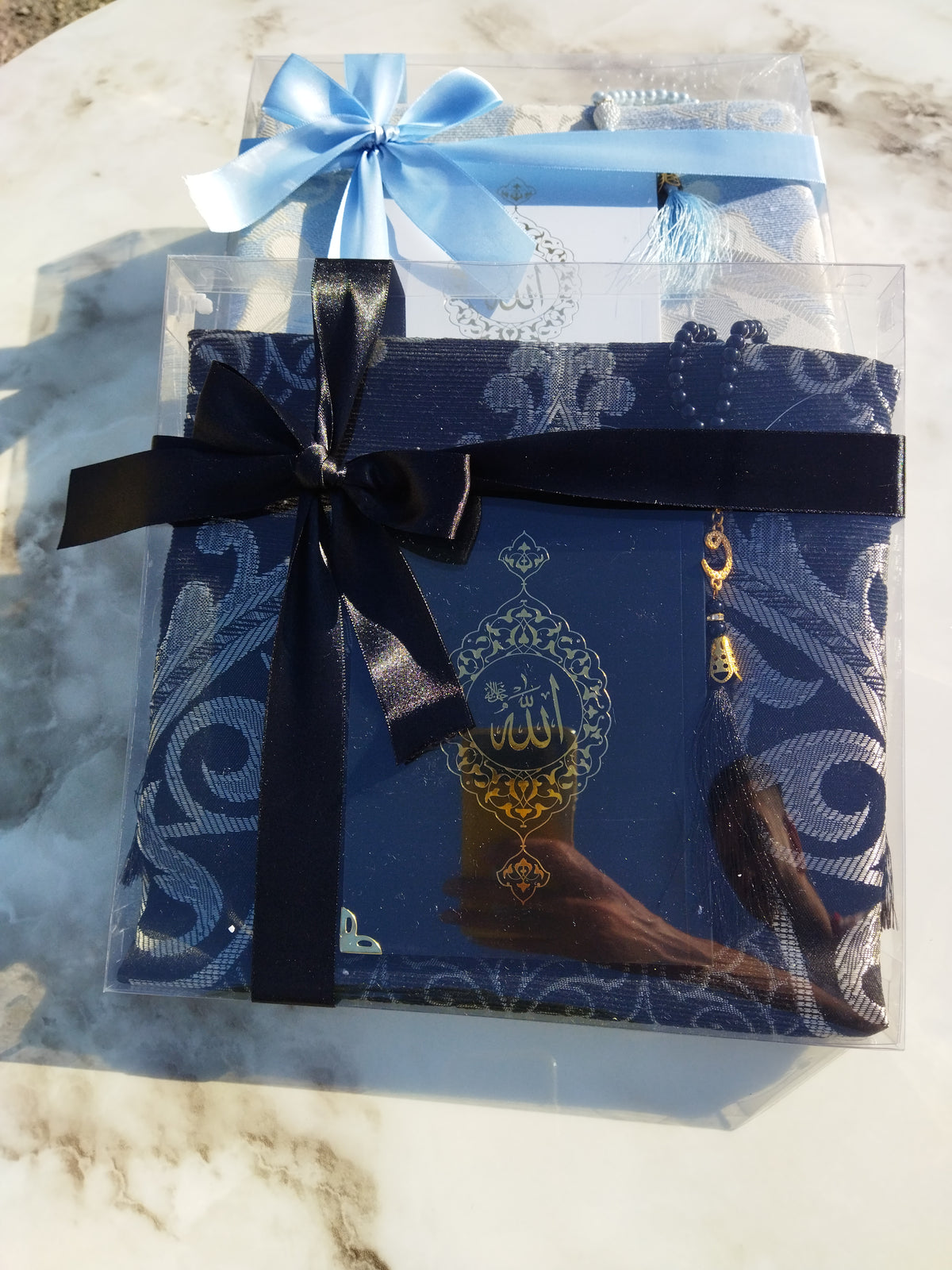 Coffrets Coran idéal à offrir dans des occasions comme le Ramadan. Coffret composé du saint Coran, de tapis de prière ( sejadda ), de foulard ( hijab ), et de Tasbih ( chapelet ). Religion Islam. Couleurs disponibles : blanc, rose, bleu, rouge, vert, noir... Livraison express à prix réduit.